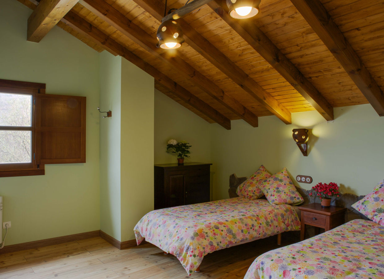 Dormitorio con Dos Camas Individuales y Sofa Cama Doble